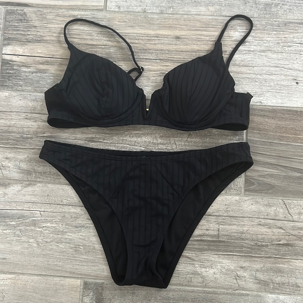 TRILLIUM a black swimsuit